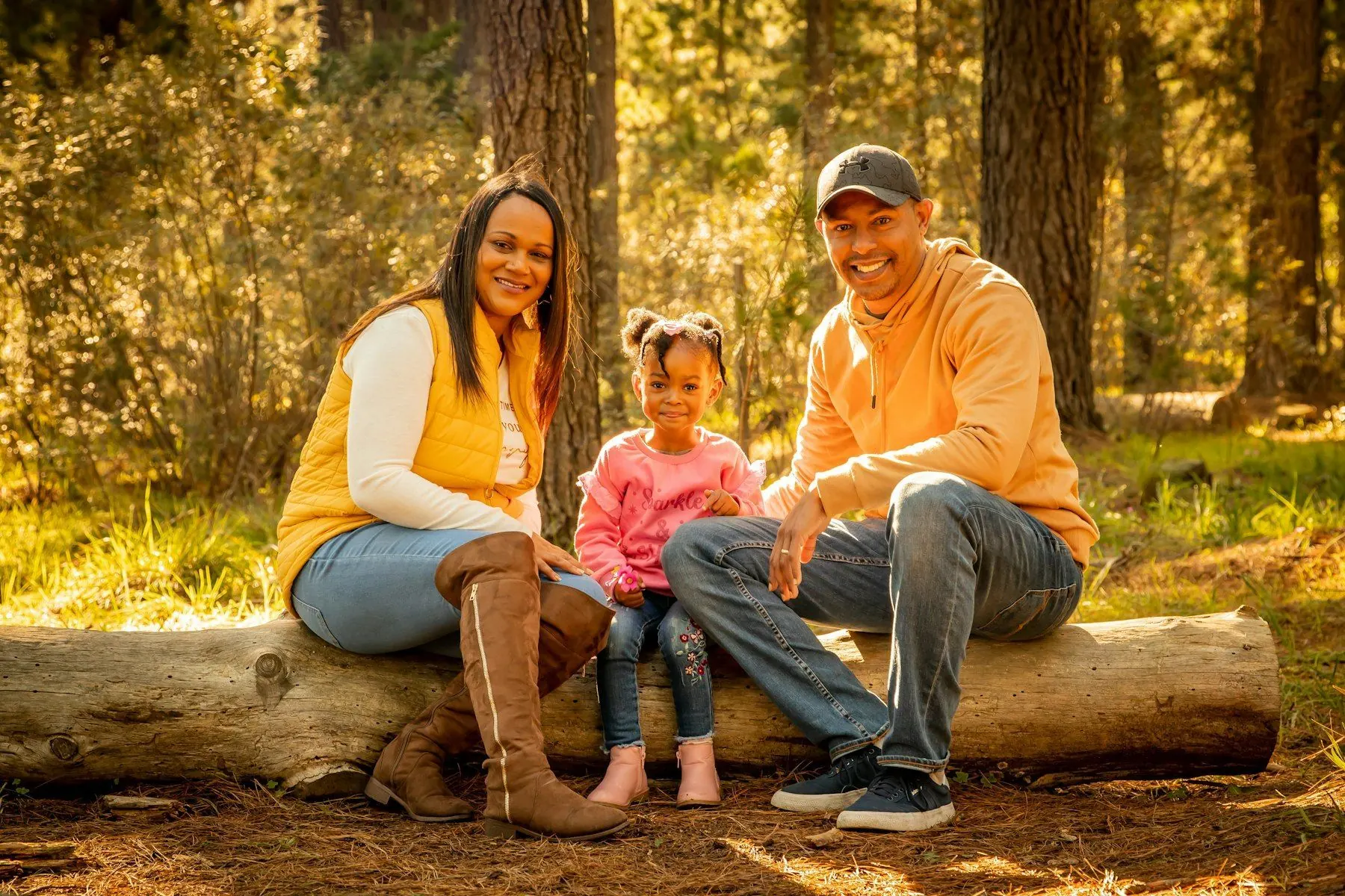 Une famille souriante assise ensemble dans la nature